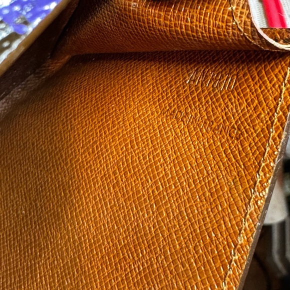 - Louis Vuitton
Vintage LV Monogram Sarah Wallet designed by me hand paint… - Picture 13 of 16